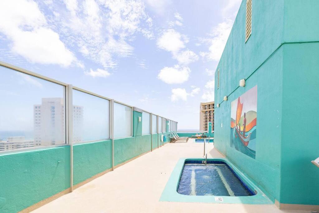 Stylish, Newly Renovated Near Waikiki Beach!