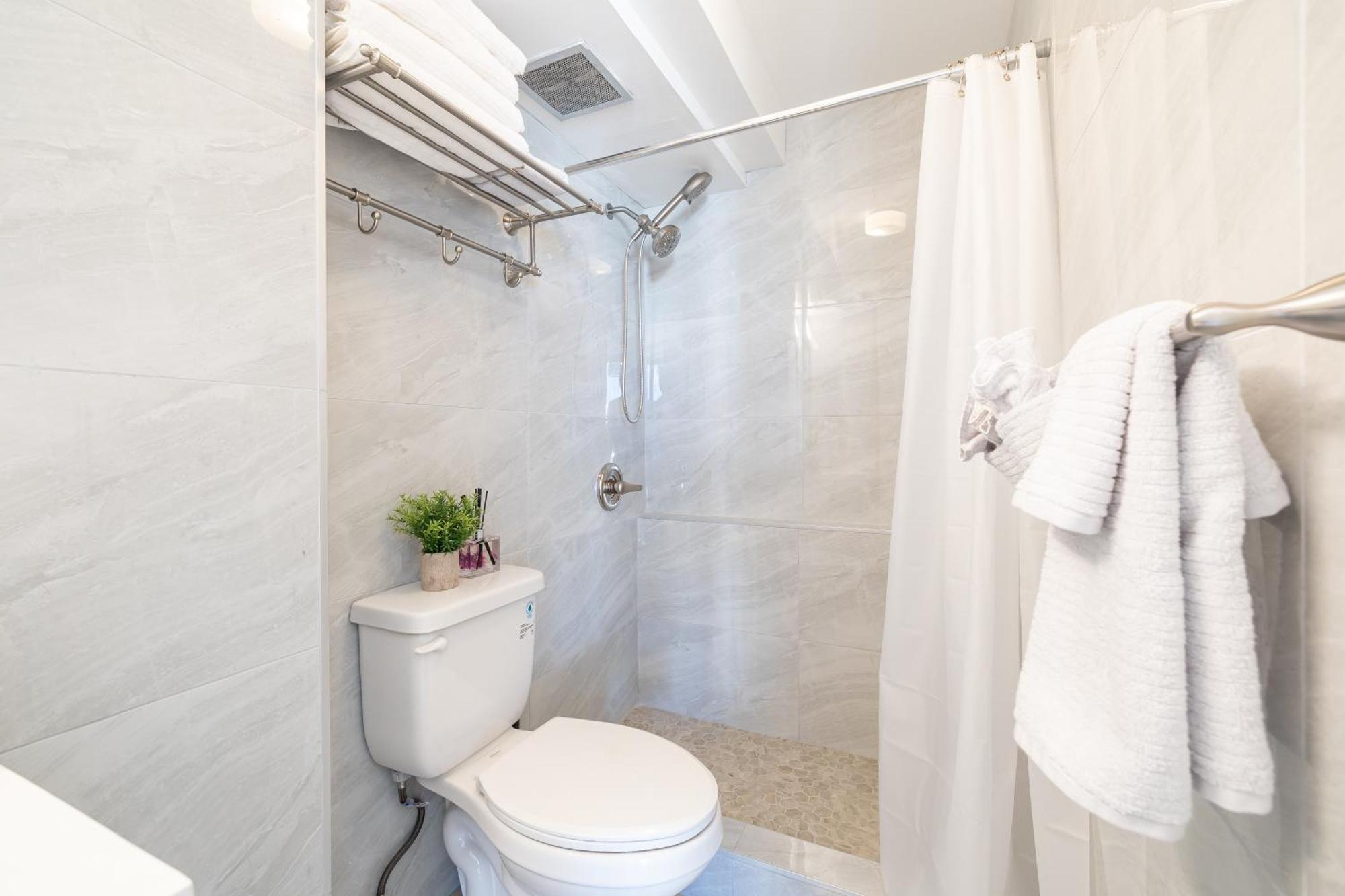 Stylish, Newly Renovated Near Waikiki Beach! Apartment