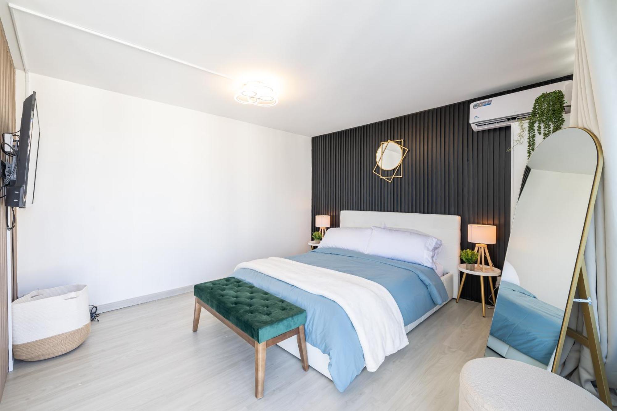 Stylish, Newly Renovated Near Waikiki Beach!