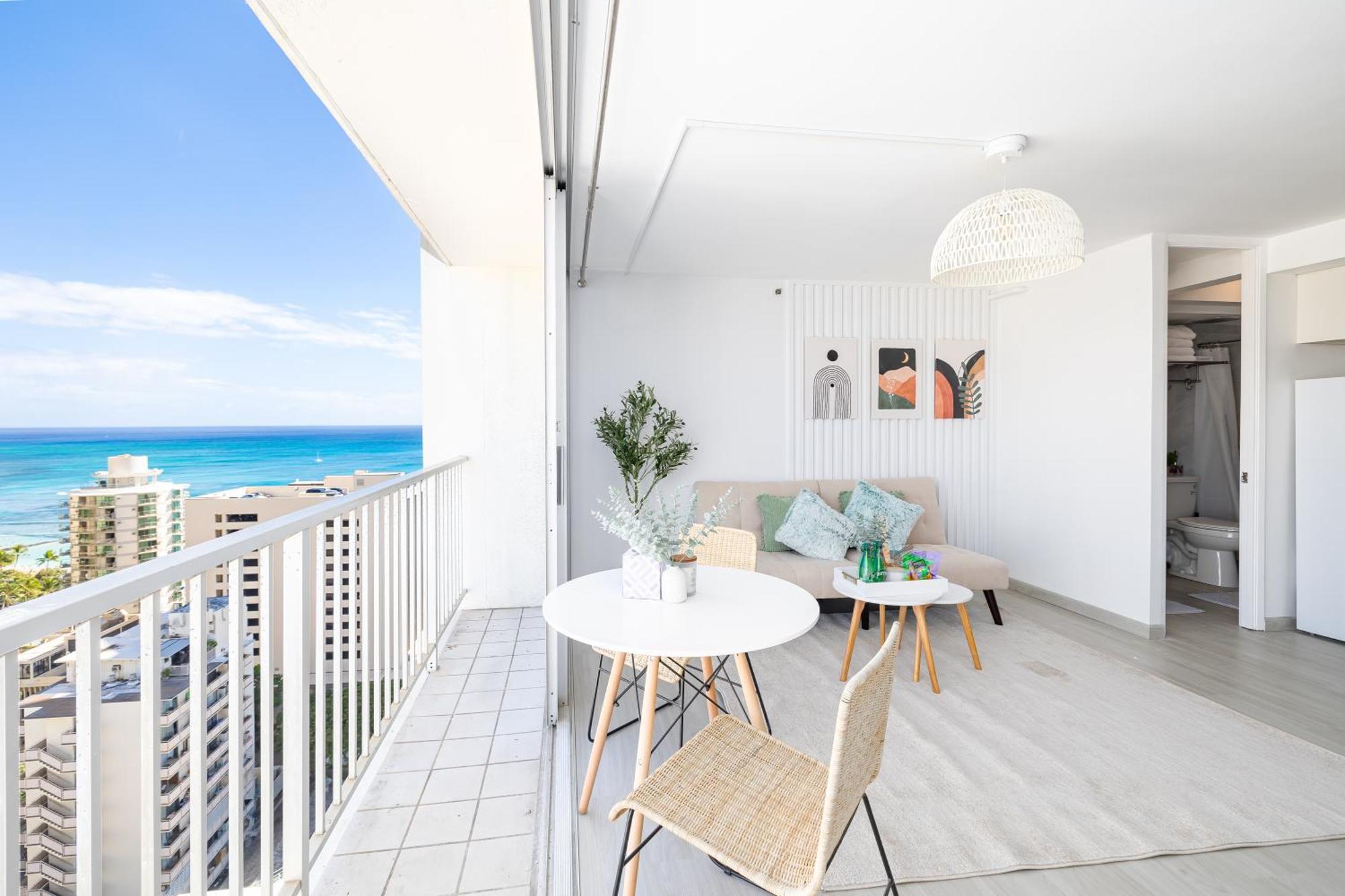 Stylish, Newly Renovated Near Waikiki Beach! Apartment