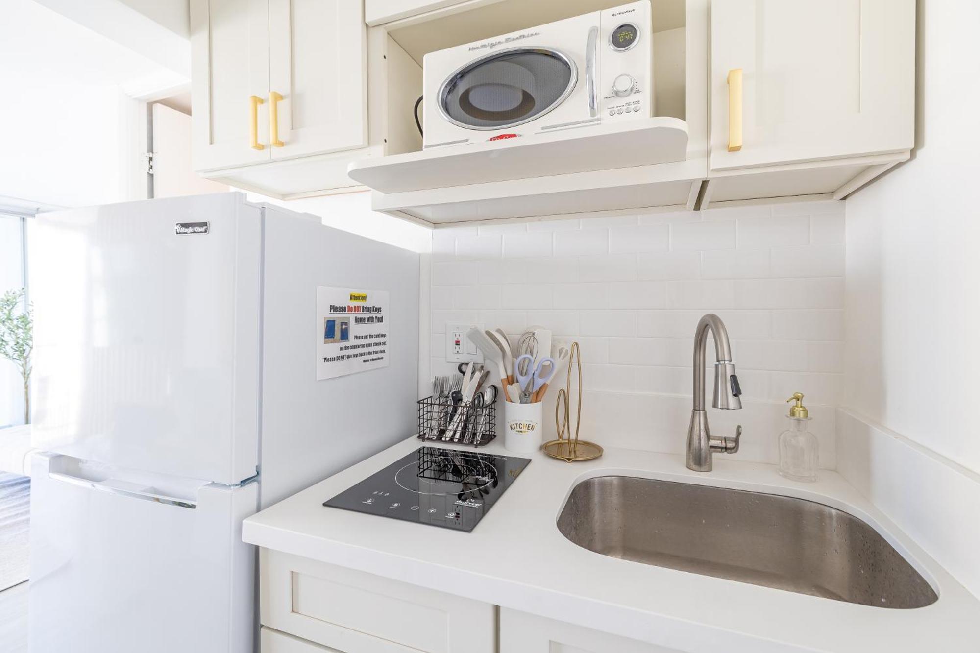 Stylish, Newly Renovated Near Waikiki Beach! Apartment *